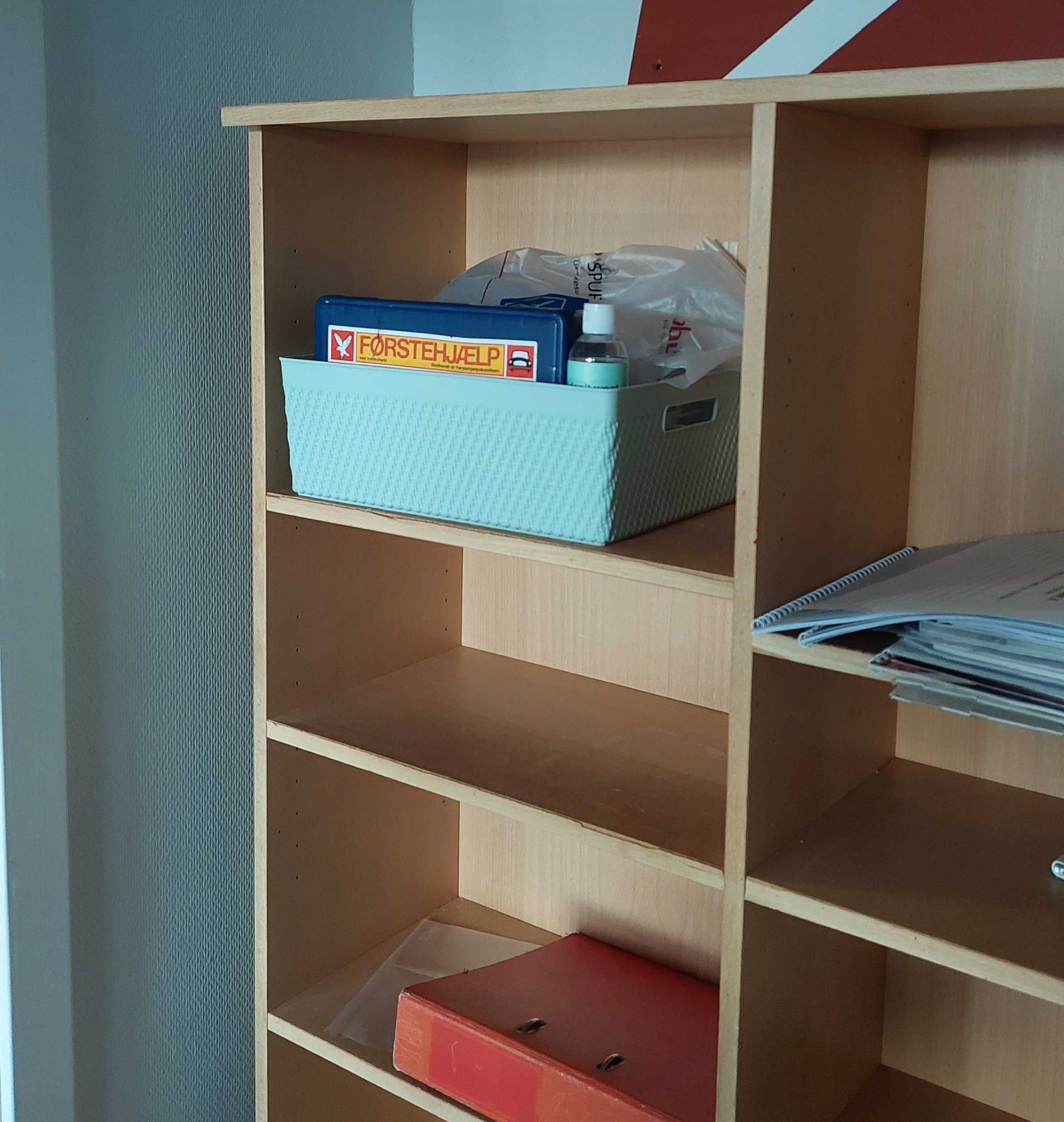 Førstehjælpskasse i køkken